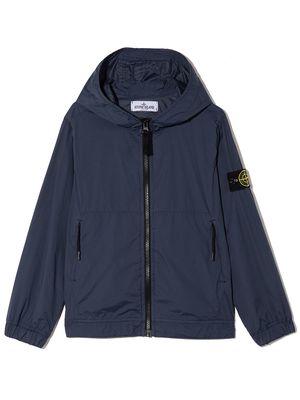 Stone Island Junior hooded logo-patch rain jacket - Blue