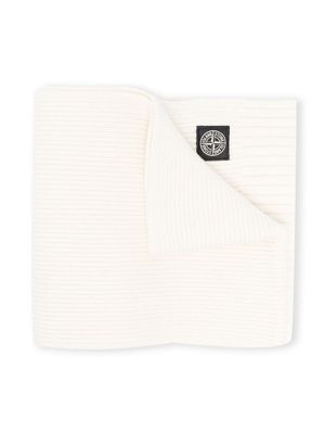 Stone Island Junior logo-patch ribbed-knit scarf - White