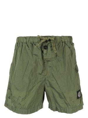 Stone Island logo-patch crinkled shorts - Green