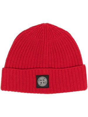 Stone Island logo patch ribbed beanie hat - Red