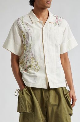 Story mfg. Greetings Embroidered Short Sleeve Cotton & Linen Button-Up Shirt in Ecru Herb 