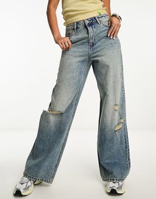 Stradivarius STR wide leg jeans with rips in light vintage wash-Blue
