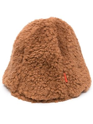 Sunnei logo-patch shearling hat - Brown