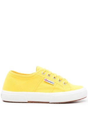 Superga logo-tag lace-up sneakers - Yellow
