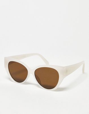 SVNX 70s cat eye sunglasses in milky white