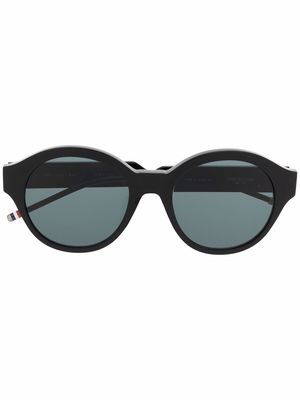 Thom Browne Eyewear logo-plaque round-frame sunglasses - Black