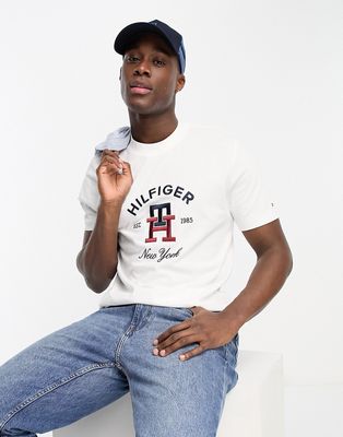 Tommy Hilfiger center graphic logo T-shirt in white