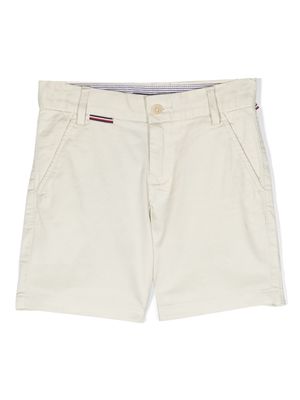 Tommy Hilfiger Junior embroidered-logo chino shorts - White