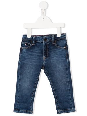 Tommy Hilfiger Junior logo-patch straight-leg jeans - Blue