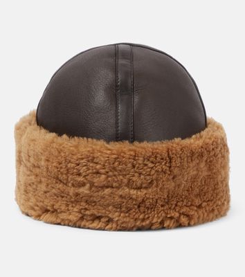 Toteme Shearling-trimmed leather hat