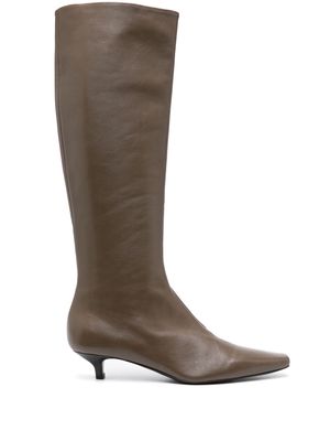 TOTEME The Slim 35mm knee-high boots - Brown