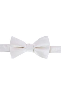 Trafalgar Sutton Solid Silk Bow Tie in Cream