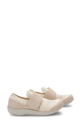 TRAQ by Alegria Qwik Sneaker in Peeps Cream Fabric