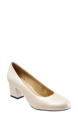 Trotters 'Candela' Pump in White Pearl Leather