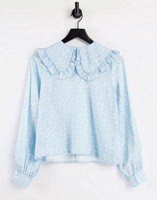 Twisted Wunder bib collar blouse in blue whimsy floral print-Multi