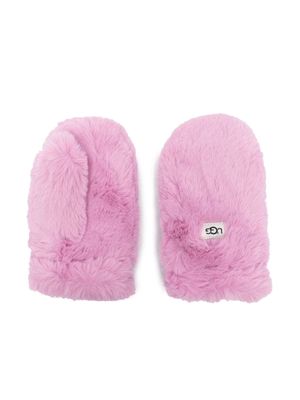 UGG Kids logo-patch faux-fur mittens - Pink