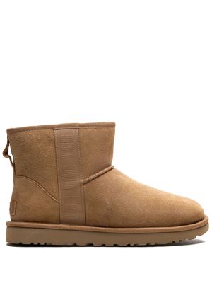UGG logo-tape ankle boots - Brown