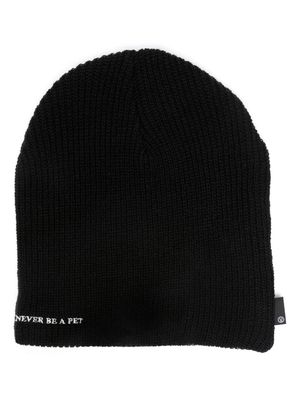 Undercover slogan-embroidered ribbed beanie - Black