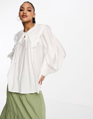 Urban Revivo puff sleeve shirt with oversized collar in white