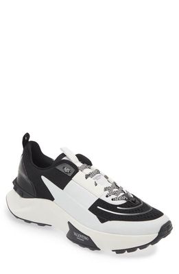 Valentino Garavani Rockstud Knit Sneaker in Nero-Bianco