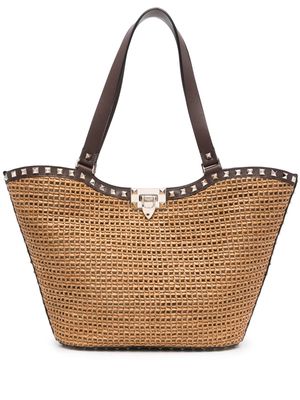 Valentino Garavani Rockstud woven-raffia tote bag - Brown