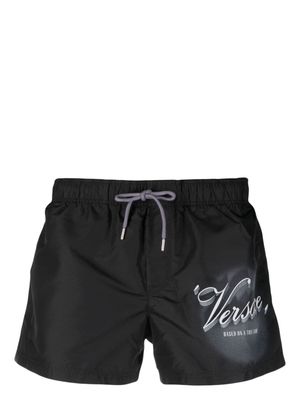 Versace Film Titles-print swim shorts - Black