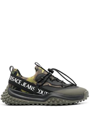 Versace Jeans Couture camouflage-print low-top sneakers - Green
