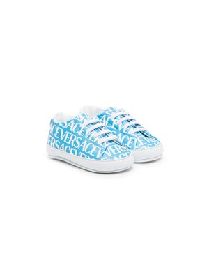 Versace Kids all-over logo-print sneakers - Blue