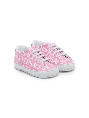 Versace Kids all-over logo-print sneakers - Pink