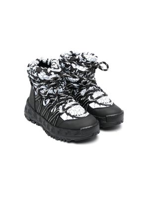 Versace Kids Barocco-print snow boots - Black