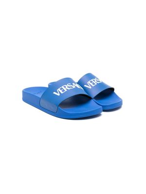 Versace Kids logo-embossed flip flops - Blue