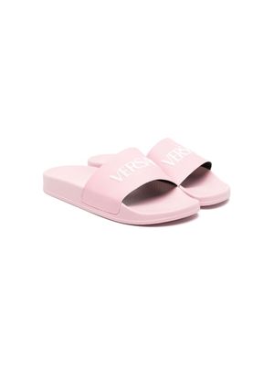 Versace Kids logo-embossed flip flops - Pink