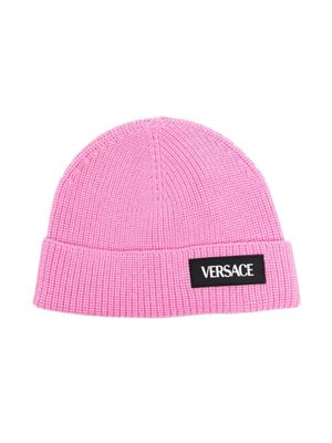 Versace Kids logo-patch ribbed-knit beanie - Pink