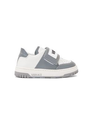 Versace Kids logo-print leather sneakers - Grey