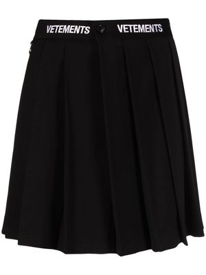 VETEMENTS logo-embroidered pleated miniskirt - Black