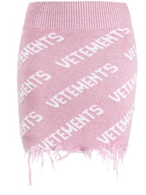 VETEMENTS logo-intarsia distressed knit skirt - Pink