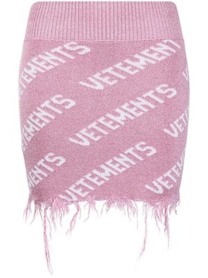 VETEMENTS logo-intarsia frayed miniskirt - Pink