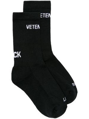 VETEMENTS logo-intarsia ribbed socks - Black