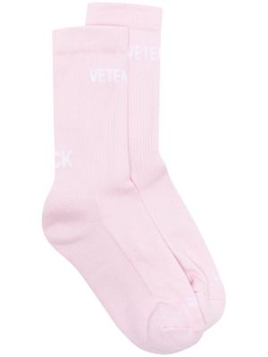VETEMENTS logo-intarsia ribbed socks - Pink
