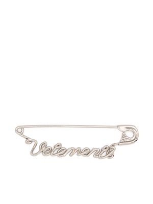 VETEMENTS logo-lettering pin - Silver