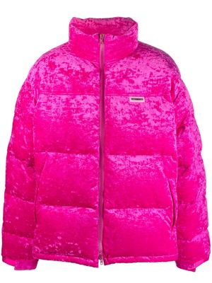 VETEMENTS logo-patch velour down puffer jacket - Pink