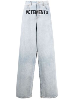 VETEMENTS logo-print baggy jeans - Blue