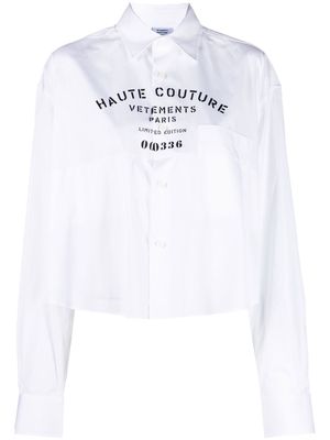 VETEMENTS logo-print cropped shirt - WHITE