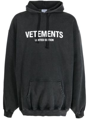 VETEMENTS logo-print drawstring hoodie - Black
