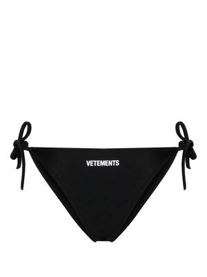 VETEMENTS logo-print tied bikini bottom - Black