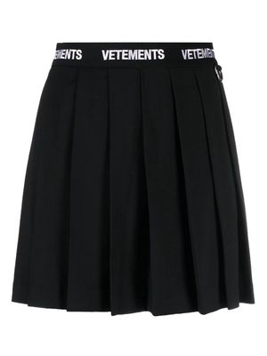 VETEMENTS logo-waistband pleated skirt - Black