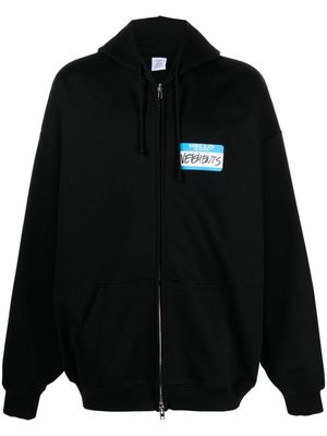 VETEMENTS Name-tag print zip-up hoodie - Black