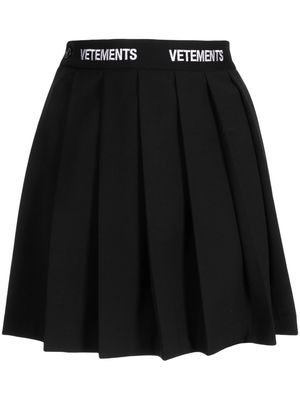 VETEMENTS pleated logo-waistband skirt - Black