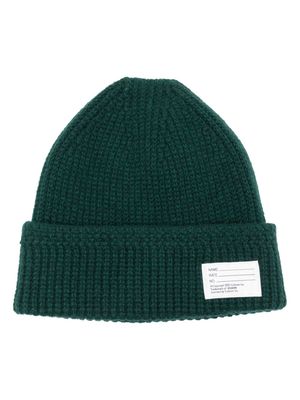 visvim logo-appliqué knitted beanie - Green