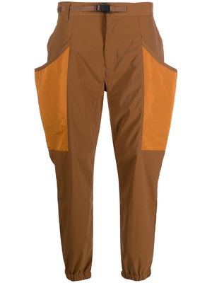 White Mountaineering colour-block tapered trousers - Brown